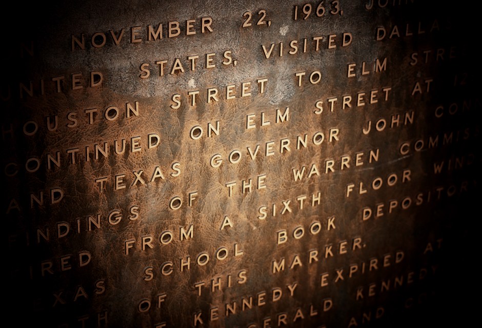 A plaque at the entrance of Dealey Plaza.